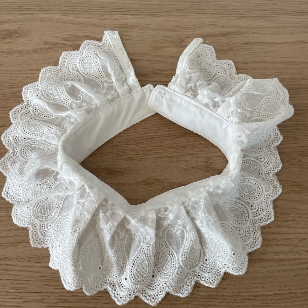 Lace collar